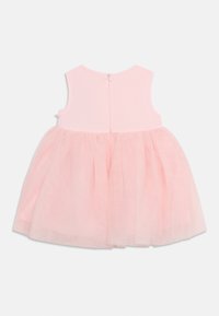 Robe rose avec un corsage ajusté, une jupe en tulle ample et une fermeture éclair au dos. Texture douce et design simple.