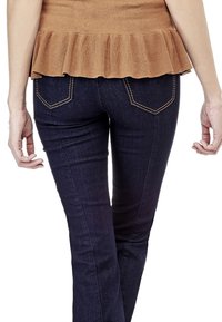 Jeans de mezclilla oscura con un ajuste slim, que cuentan con costuras en contraste, dos bolsillos traseros con costuras decorativas y un acabado suave.