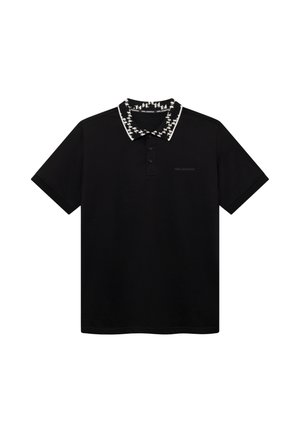 Polo negro de manga corta con tres botones y un cuello estampado en blanco y negro con el logo de Karl Lagerfeld.