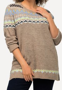 Beige gestrickter Pullover mit mehrfarbigem geometrischem Muster am Kragen und Saum, mit langen Ärmeln und lockerer Passform.