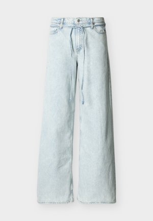 Φαρδιά τζιν παντελόνια σε ανοιχτό γαλάζιο με ψηλή μέση, μπροστινό κουμπί, θηλιές για ζώνη και μακρύ ζώνη από ύφασμα στο ίδιο χρώμα.