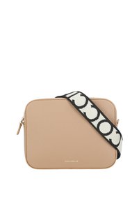 Borsa a tracolla in pelle beige con forma rettangolare, dotata di una tracolla a motivo bianco e nero e una chiusura a zip dorata.