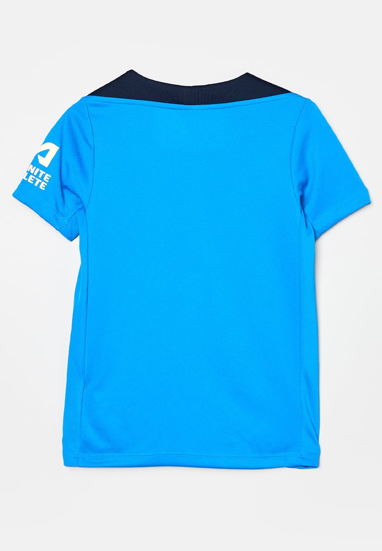 Chemise de sport à manches courtes bleu avec col noir et logo "Infinite Athlete" blanc sur la manche gauche, vue de dos.