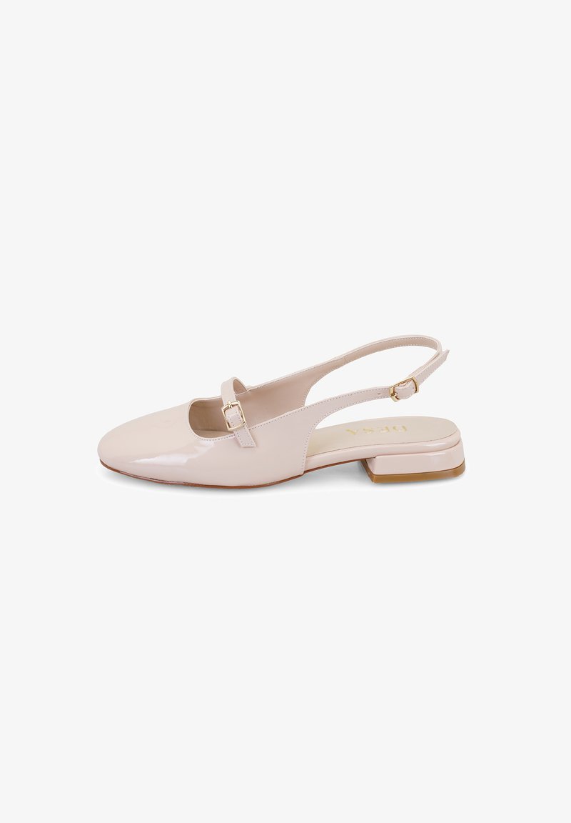 Des chaussures slingback en cuir verni nude brillant avec un bout carré, un petit talon carré et une sangle décorative avec une boucle dorée.