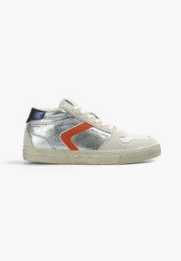 Wysokie sneakersy z kremowej skóry, z metalicznymi akcentami w kolorze srebrnym, pomarańczowym wzorem w trójkąt oraz granatową pętlą na pięcie. Teksturowana gumowa podeszwa.