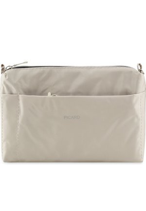 Beige nylon etui met een rits aan de bovenkant. Voorzien van een voorvak, gestikte accenten en een subtiel logo. Gladde textuur, rechthoekige vorm.