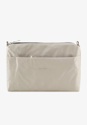 Pochette in nylon beige con zip. Presenta una tasca frontale, dettagli cuciti e un logo discreto. Texture liscia, forma rettangolare.