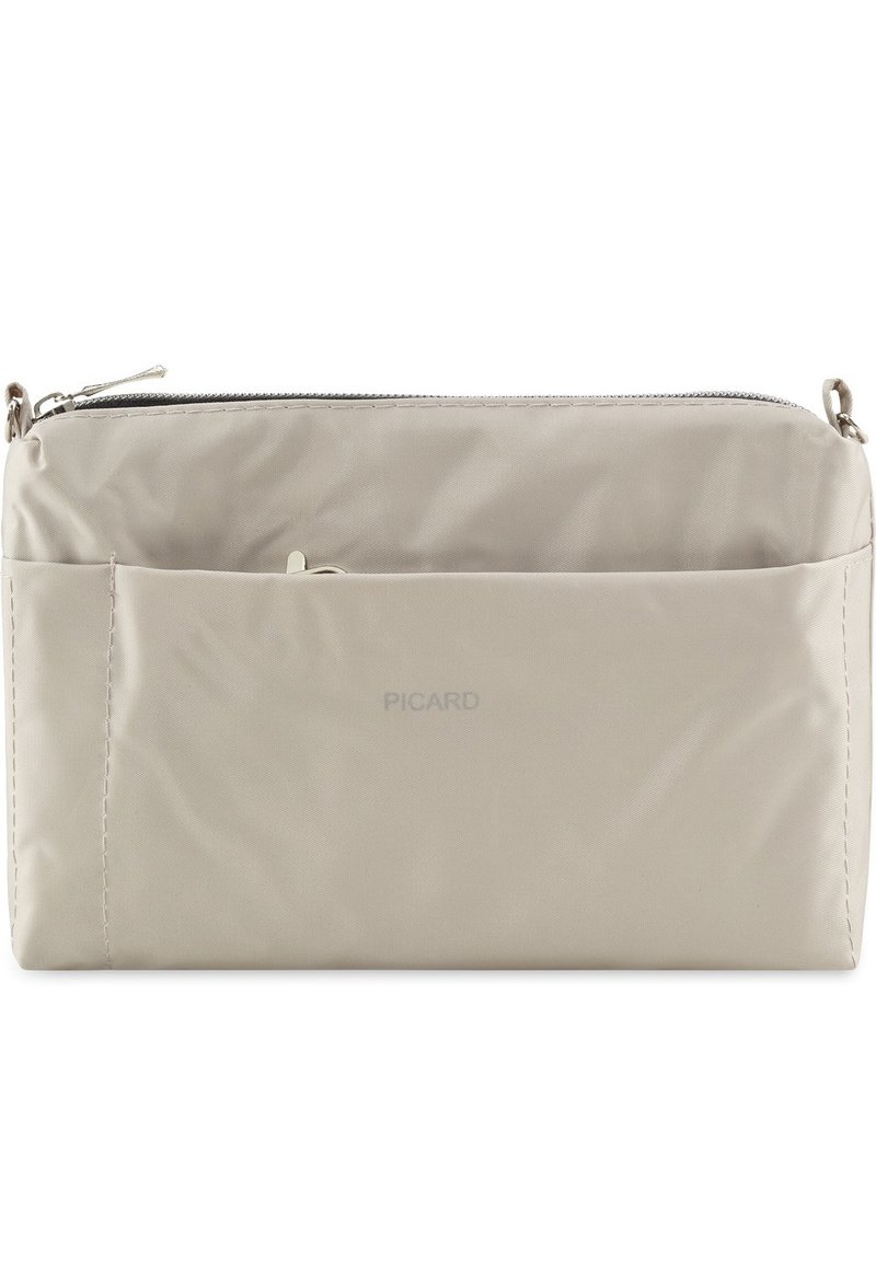 Beige Nylonbeutel mit einem Reißverschluss oben. Verfügt über eine Vordertasche, genähte Akzente und ein dezentes Logo. Glatte Textur, rechteckige Form.