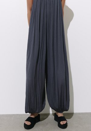 PULL&BEAR, FLOWING STRAPPY SAROUEL JUMPSUIT - Combinaison - light-blue denim
