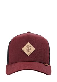 Gorra de béisbol color burdeos con lados de malla negra y un parche en forma de diamante beige etiquetado "DJINNS" en la parte frontal.
