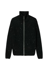 Schwarzer gestrickter Reißverschluss-Pullover mit hohem Kragen, durchzogen von silbernen Sprenkeln im Stoff. Gerippte Struktur sorgt für visuelles Interesse.