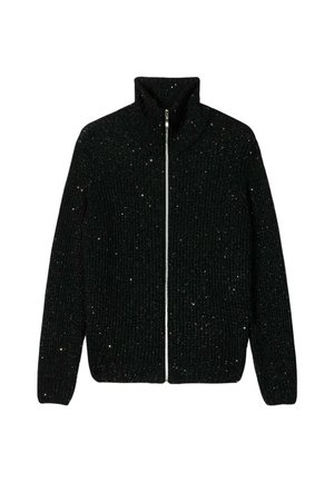 Sort strikket trøje med lynlås og høj krave, med sølvglimt gennem stoffet. Ripstrukturen tilføjer visuelt interesse.