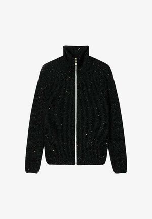 Sort strikket trøje med lynlås og høj krave, med sølvglimt gennem stoffet. Ripstrukturen tilføjer visuelt interesse.
