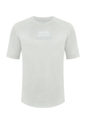 Lys grå t-shirt med korte ærmer lavet af struktureret stof, med et logo trykt i lys grå på brystområdet. Rundet kant.
