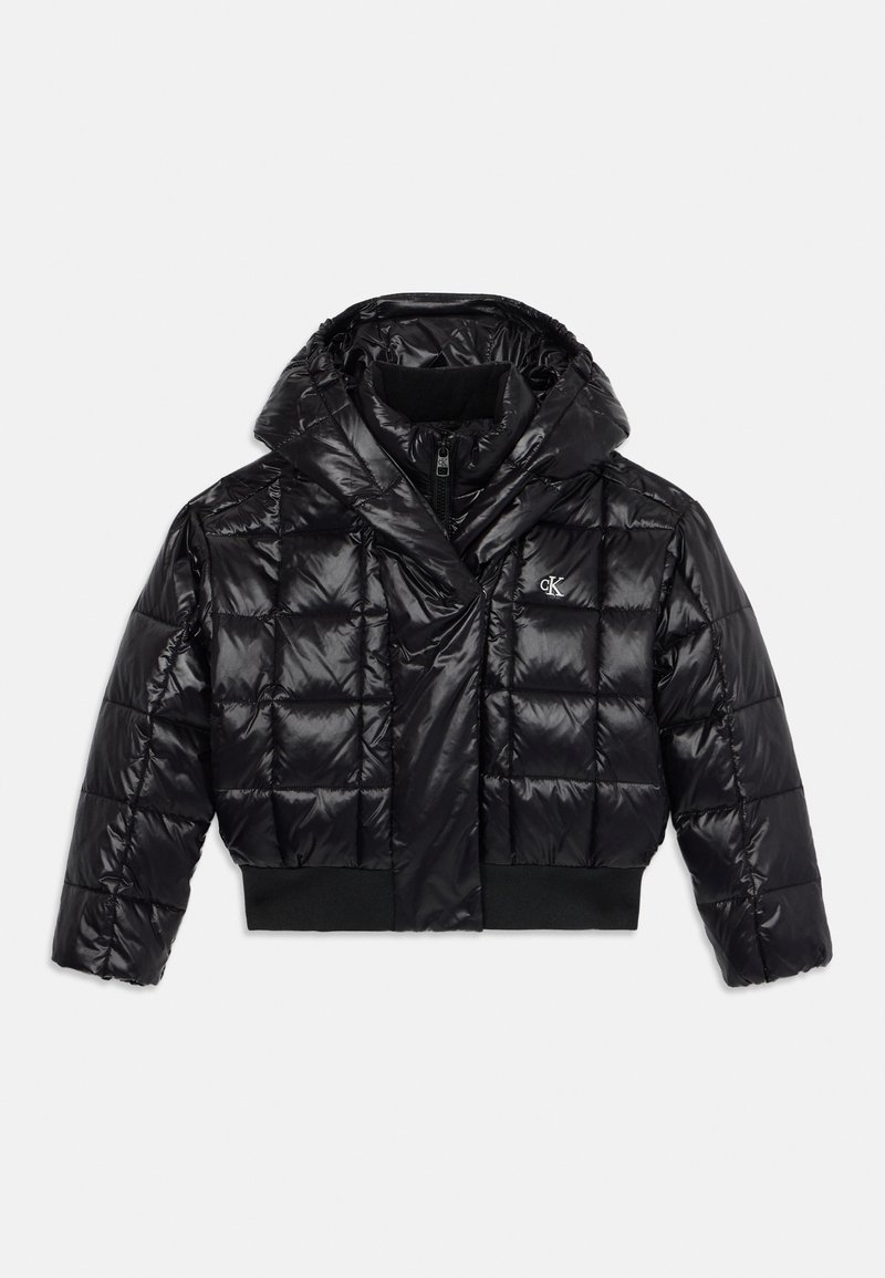 Svart pufferjakke med blank finish, crop-design, quiltet tekstur, oversized hette og ribbestrikket kant; har en logo på brystet.