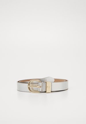 Srebrny skórzany pasek zwinięty z złotą metalową klamrą i prostokątnym złotym akcentem z tłoczonym logo.