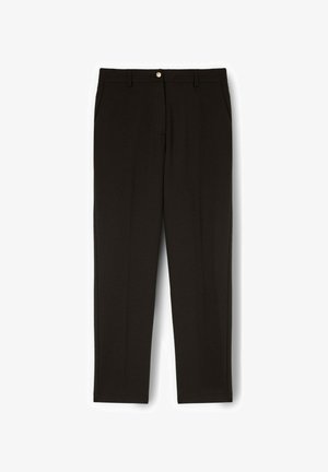 Pantalon noir à jambes droites avec passants pour ceinture, poches latérales et fermeture frontale à boutons.