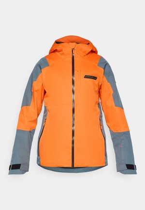 Helle orange und graue Kapuzenjacke mit frontalem Reißverschluss, seitlichen Reißverschlusstaschen und verstellbaren Handgelenkriemen, entworfen für den Einsatz im Freien.