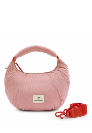 Pinkfarbene, gerippte Stoffhandtasche mit gepolstertem Griff und abnehmbarem roten Riemen, mit einem kleinen rechteckigen Etikett vorne.