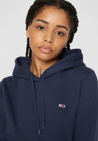 Tommy Jeans REGULAR HOODIE - Jersey con capucha - blue