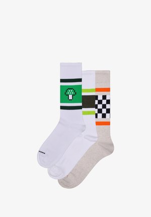 Drei Paar Crew-Socken: weiß mit grünen Pilzen und Streifen, weiß mit grünen und dunklen Streifen, beige mit schwarz-weißen Karos und orangefarbenen Streifen.