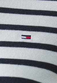 Tommy Hilfiger SHORT SLEEVE KNIT - Paprasti marškinėliai - ivory petal/desert sky
