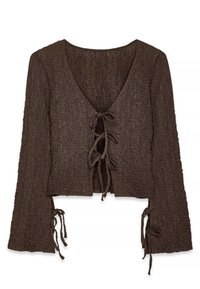 Maglione cropped marrone con texture, scollatura a V, maniche lunghe e lacci frontali. Presenta maniche a campana e un design in tessuto stropicciato.