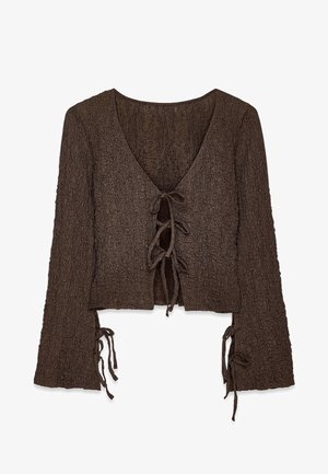 Brauner strukturierter, verkürzter Pullover mit V-Ausschnitt, langen Ärmeln und vorderen Bändern. Hat ausgestellte Ärmel und ein zerknittertes Stoffdesign.