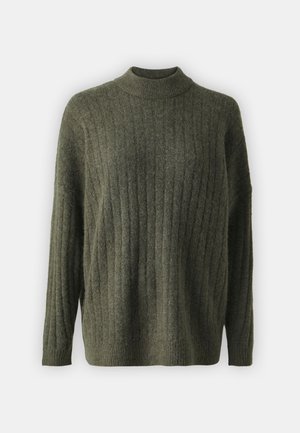 Maglione a dolcevita a costine di un verde oliva, realizzato in tessuto a punto strutturato con maniche lunghe e vestibilità morbida. Presenta un colletto alto e una finitura morbida.