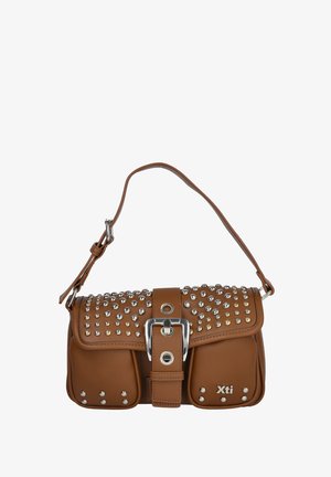 Bolso sintético marrón con adornos de tachuelas, herrajes plateados, correa ajustable y cierre de hebilla. Presenta el logotipo de la marca "Xti".