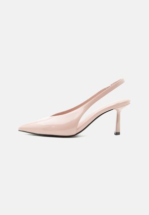 Glänzender nudefarbener Slingback-Pumps mit spitzer Schuhspitze, dünnem Absatz und schwarzer Sohle vor einfachem weißem Hintergrund.