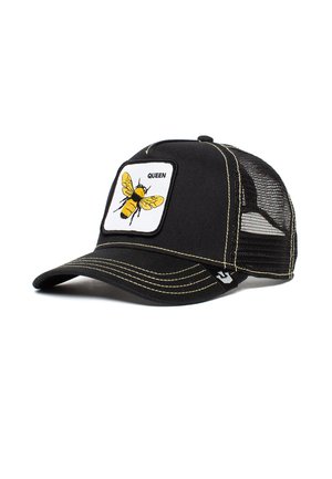 Gorra de camionero negra con parte trasera de malla, costuras amarillas y un parche cuadrado que muestra una abeja amarilla y la palabra "QUEEN" en letras negras.