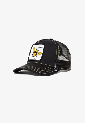 Gorra de camionero negra con parte trasera de malla, costuras amarillas y un parche cuadrado que muestra una abeja amarilla y la palabra "QUEEN" en letras negras.