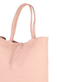 Roze leren draagtas met een zachte textuur, dubbele handgrepen en een trekkoordsluiting aan de bovenkant. Kenmerkt zich door eenvoudige stiksels en een minimalistisch ontwerp.