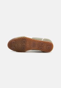 Puma ARIZONA COQUETTE - Trainers - lux army/warm white/gold