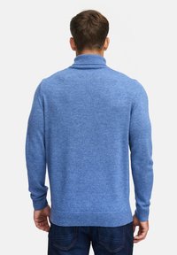 Blauer Strickpullover mit hohem Kragen, gerippten Bündchen und Saum. Der Stoff hat eine weiche Textur und ist für eine lockere Passform konzipiert.