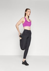 ONLY Play ONPDAISY-2 SEAM BRA  - Brassières de sport à maintien normal - clover