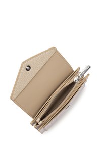 Portafoglio esagonale in pelle beige texturizzata con chiusura a scatto, dotato di numerosi scomparti per carte e di un compartimento con zip per le monete.