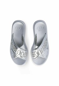 Tongs argentées avec une bride texturée ornée de strass ronds, un semelle lisse et le logo de la marque sur la semelle intérieure.