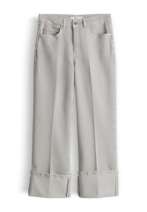 Hellgraue gerade geschnittene Hose mit umgeschlagenen Säumen, vorderen Taschen, Gürtelschlaufen und Knopfverschluss.