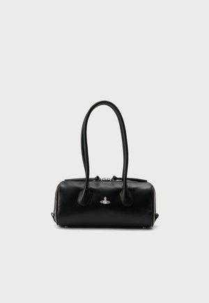 Μαύρη ορθογώνια δερμάτινη τσάντα χειρός με δύο μακριές λαβές και μικρό ασημί λογότυπο σφαίρας στο κέντρο μπροστά σε απλό ανοιχτό φόντο.