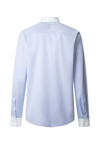 Jasnoniebieska koszula z długim rękawem z białym kołnierzykiem i mankietami, widziana od tyłu na białym tle.
