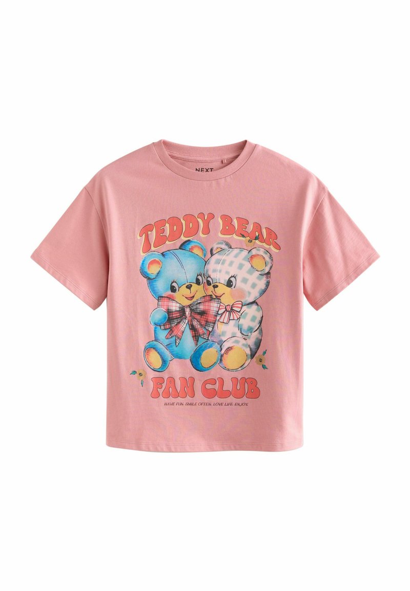 Lys pink bomulds T-shirt med grafik af to bamser med sløjfer. Teksten lyder "TEDDY BEAR FAN CLUB" i fede orange bogstaver.