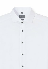 Weißes Hemd mit modernem Schnitt. Verfügt über einen Kentkragen, fünf schwarze Knöpfe auf der Vorderseite und eine glatte Textur. Etikett im Krageninneren sichtbar.