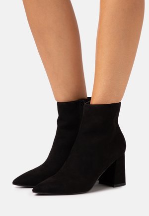 NA-KD, Boots à talons - black