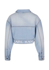 Gaiši zils īss denim jake ar garām piedurknēm, pogājamām aprocēm un izšūtu "KARL KANI" logotipu aizmugurējā apakšmalā. Gluda, izbalējusi tekstūra.