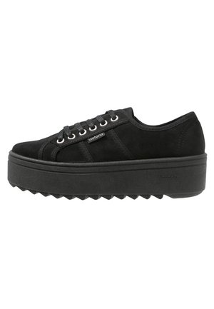 Sort platformsneaker med tyk sål, snørelukning foran og "Victoria" mærke på siden, vist fra den indvendige side.