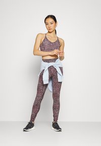 Tommy Hilfiger LIGHT INTENSITY  STRAP BRA - Sutiã desportivo de suporte ligeiro - black