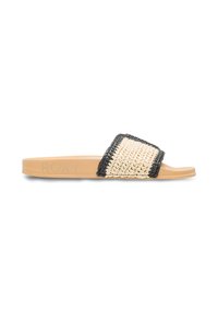 Sandal med slide-design, vævet creme- og sort rem, tan gummisål og prægede logo på indersålen. Åben tå-design for nem påføring.