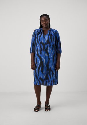 Robe à motifs bleus et noirs avec un décolleté en V, des manches bouffantes trois-quarts et une coupe au genou, fabriquée à partir d'un tissu léger.